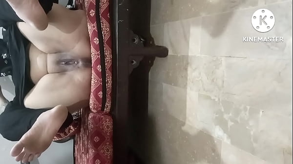 Bhabhi Pagi-pagi Digebukin, Muncrat Sampe Basah Kuyup.
