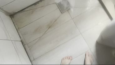 Aku Nemu Mainan Kontol Di Kamar Ibu Tiri Arabku, Lalu Kusuruh Dia Nyobain Kontol Asli.