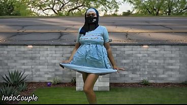 Pelajar Hijab Jogging Di Tempat Umum, Ngeblow Demi Duit.