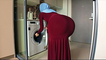 Ibu Tiri Pakai Hijab, Tatapan Nakalku Ke Pantat Bulatnya Ketahuan.