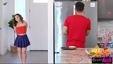 Malam Empat Juli, Kimmy Kimm Nungging Minta Diego Perez Tumpahin Semua Kontolnya Dalam Memek Sampai Penuh