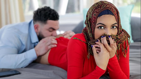 Kakak Tiri Mau Ngajarin Adik Hijabnya Beberapa Hal Panas Sebelum Nikah – Hijablust