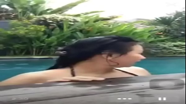 Ngentot Di Kolam Renang Pas Live, Bikin Basah Kuyup