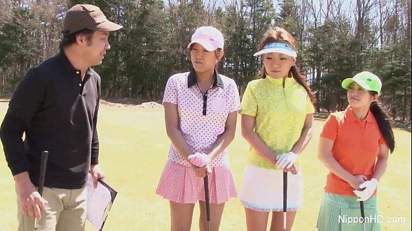 Gadis Belia Asia Main Golf Sambil Telanjang, Bikin Lihat Langsung Tegang.