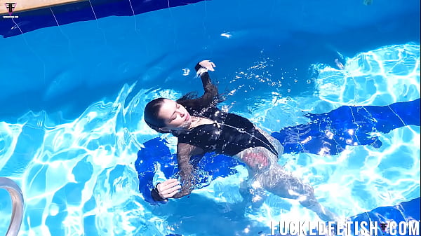 Jessica Bunny Berenang Di Kolam, Basah Kuyup Bikin Liur Meleleh