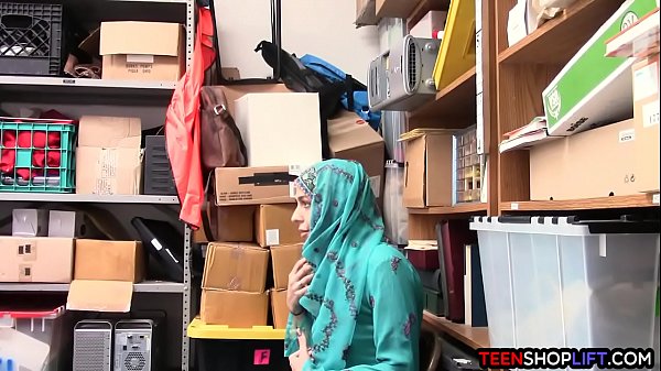 Remaja Arab Ketahuan Nyolong, Langsung Digebukin Sama Satpam Sambil Dimainin.